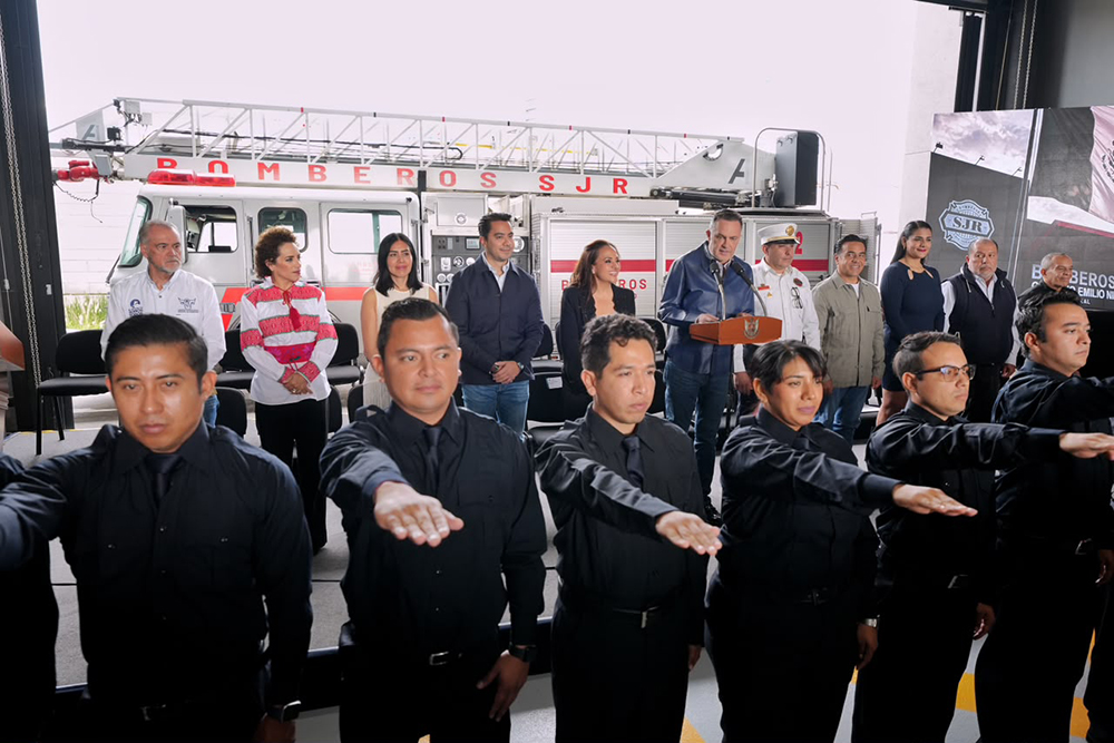 Felifer reconoce valentía de bomberos queretanos