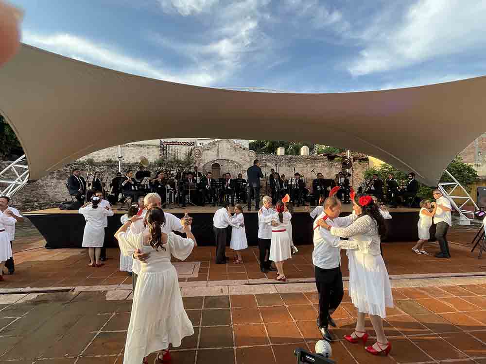 Presentación artística durante el homenaje a Aurora Zúñiga en Casa del Faldón
