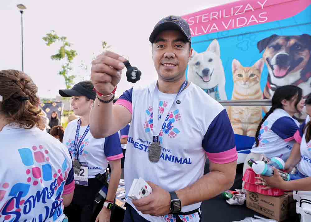 Personas participan con sus perros en la primera Carrera de Bienestar Animal 2026 en La Queretana.