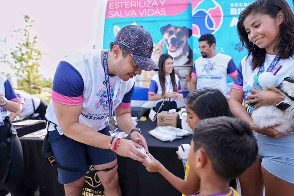 Felifer Macías convive con familias durante la Carrera de Bienestar Animal 2026.