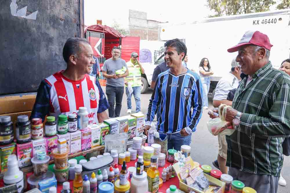 Autoridades y comerciantes recorren el Tianguis Presidentes