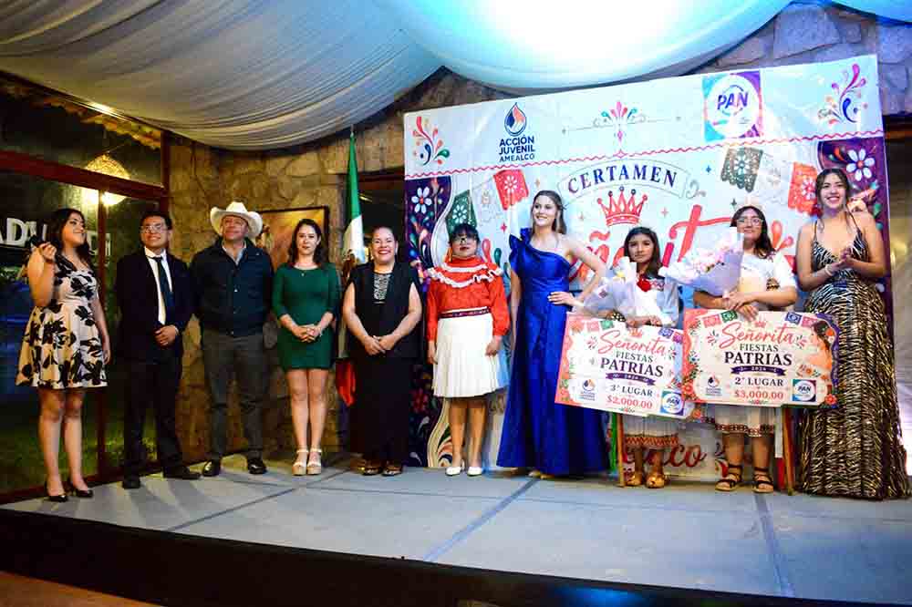 Participante durante el certamen Señorita Fiestas Patrias en Amealco