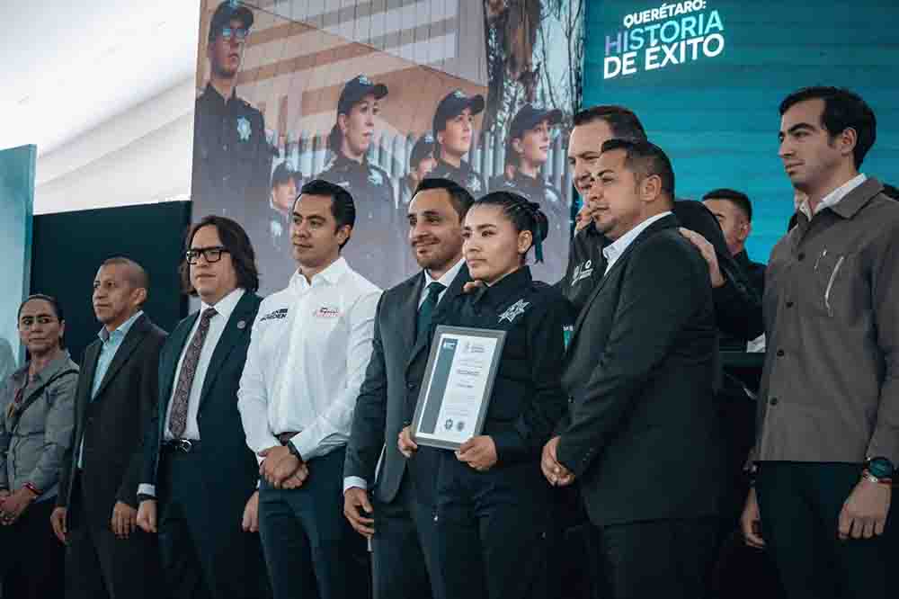 Fiscal General acude a graduación de nuevos policías