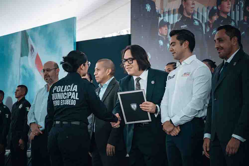 Fiscal General acude a graduación de nuevos policías