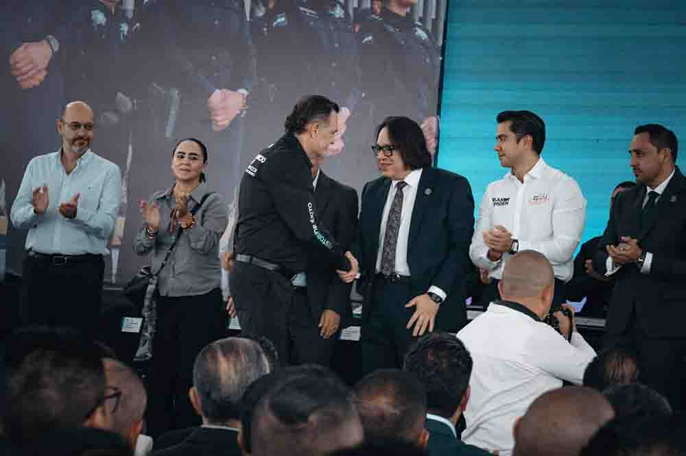Fiscal General acude a graduación de nuevos policías
