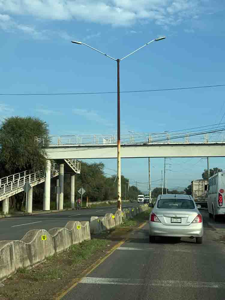 Postes deteriorados alertan en carretera Chichimequillas