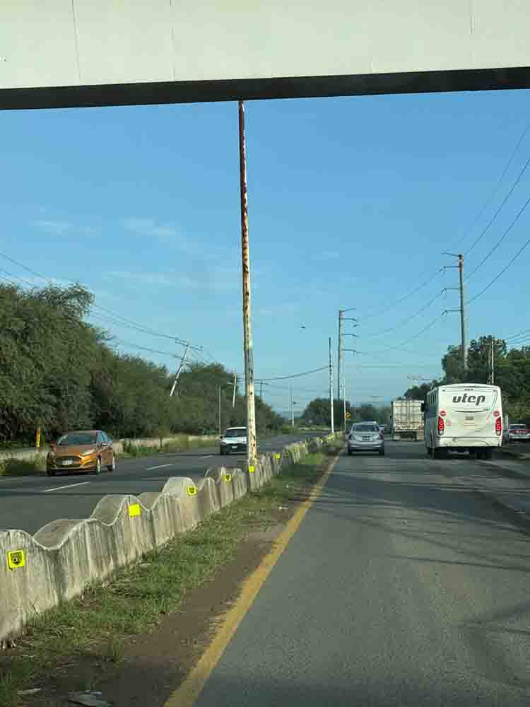 Postes deteriorados alertan en carretera Chichimequillas
