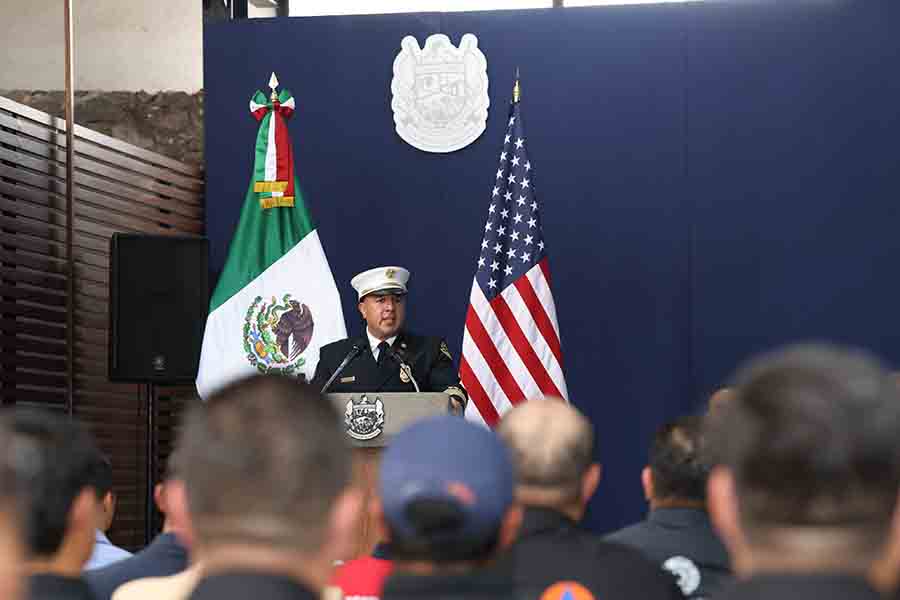 Representante del cuerpo de bomberos durante entrega de equipamiento en Corregidora
