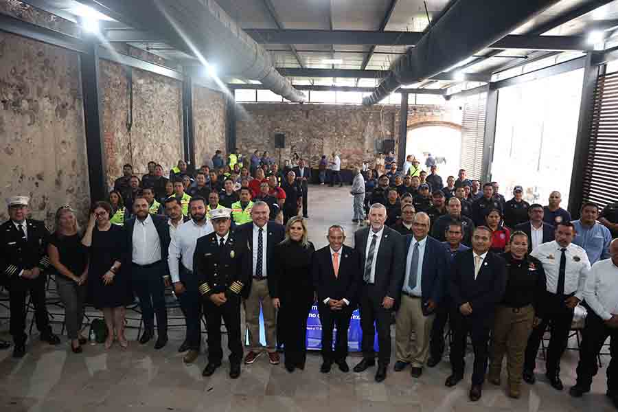 Bomberos y personal de Protección Civil durante entrega de equipamiento en Corregidora
