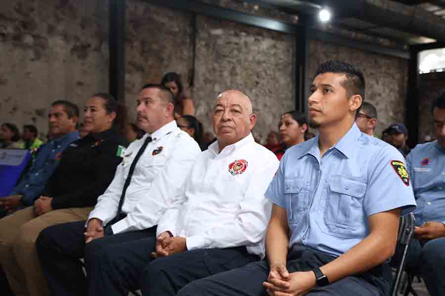 Autoridades y cuerpos de emergencia durante entrega de equipo en Corregidora