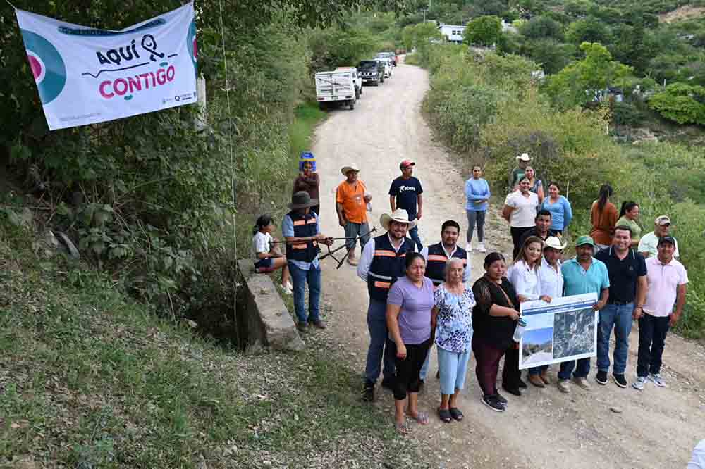 Autoridades dialogan con habitantes sobre obra vial en Jalpan
