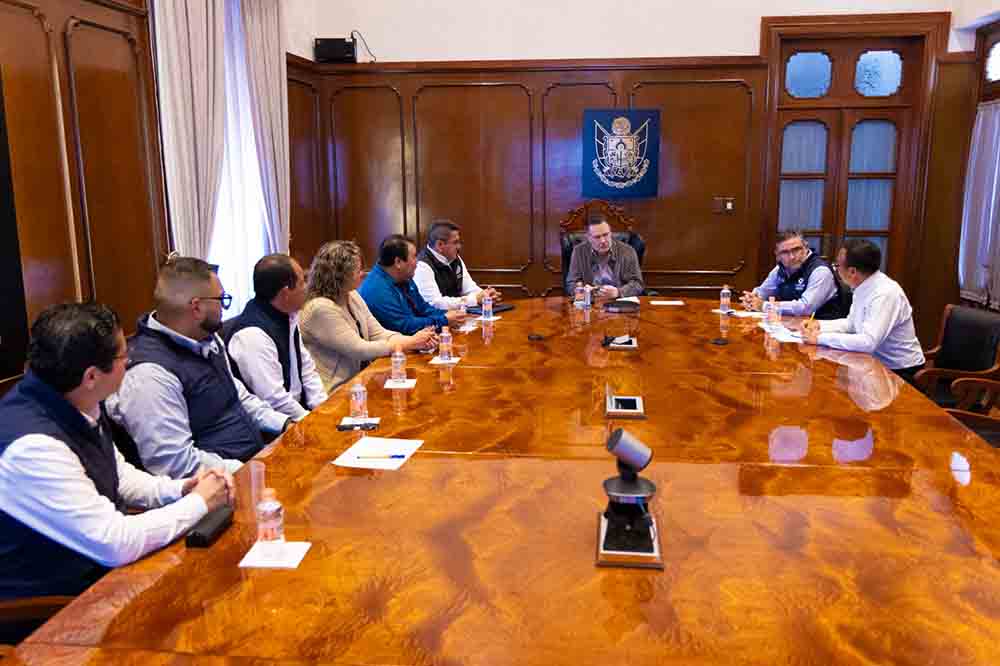 Reunión entre Mauricio Kuri y representantes de peregrinos queretanos