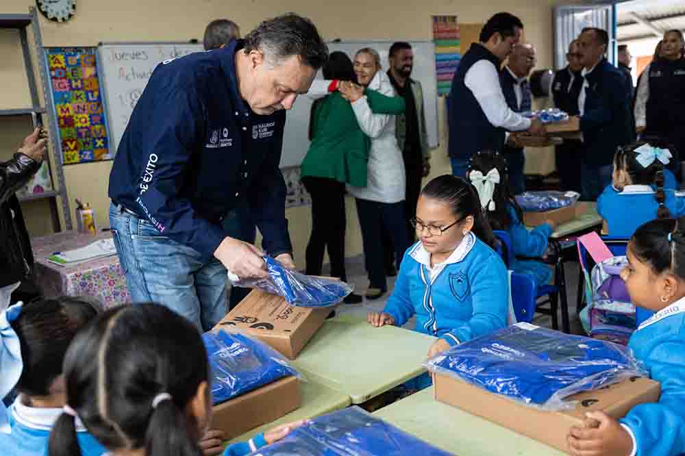Kuri entrega aulas para 800 alumnos en Corregidora