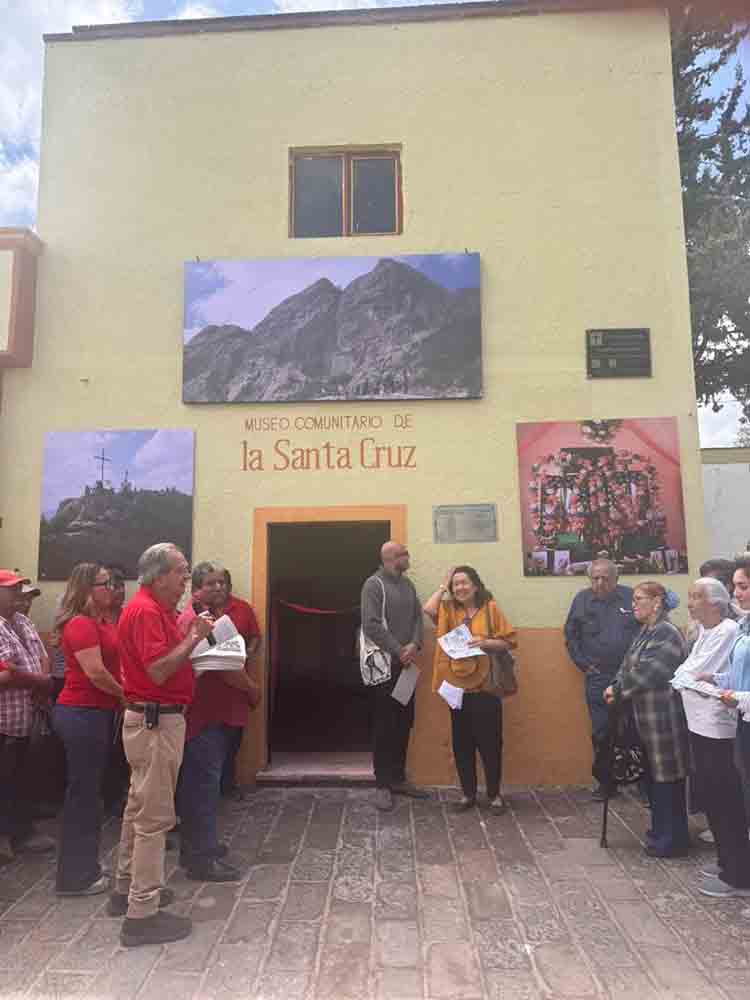 Vitrinas y objetos del Museo Comunitario de la Santa Cruz en Bernal