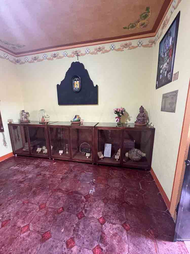 Objetos y fotografías exhibidos en El Museíto de la Santa Cruz