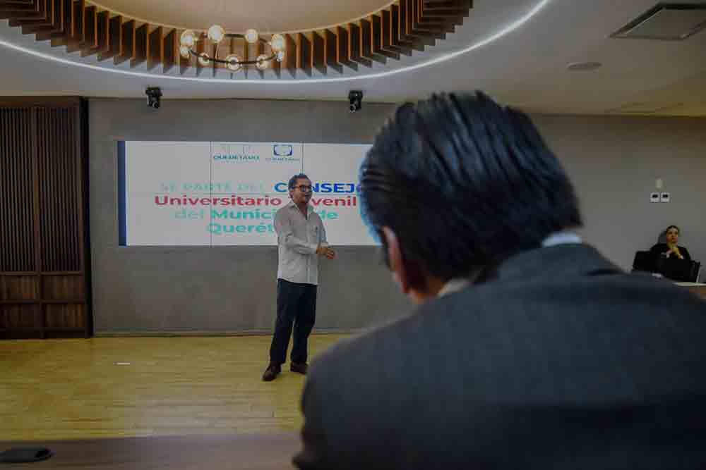 Presentación durante la sesión del Consejo Universitario Juvenil de Querétaro