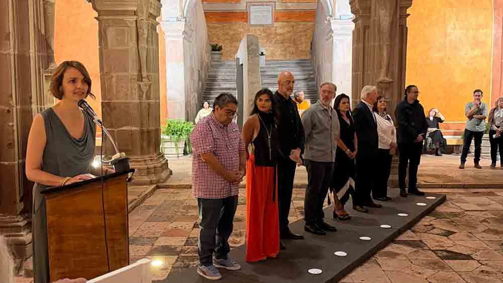 Visitantes observan una obra de Rafael Cauduro en el Museo de Arte de Querétaro.