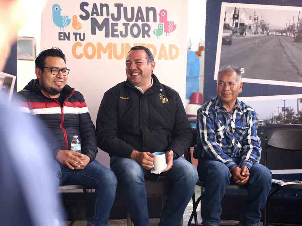 Trabajador municipal pinta un reductor de velocidad en Laguna de Lourdes.