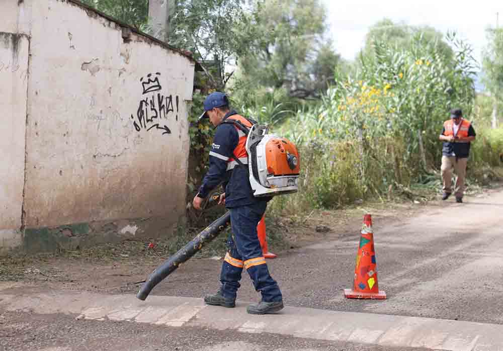Personal municipal rehabilita con pintura un inmueble de Laguna de Lourdes.