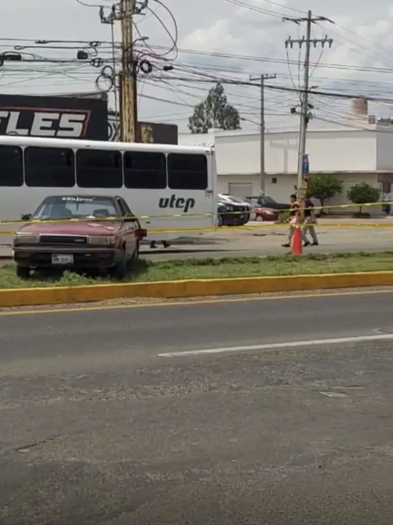 Zona acordonada tras reporte de una persona fallecida en el kilómetro 15 de la carretera Tequisquiapan-San Juan del Río