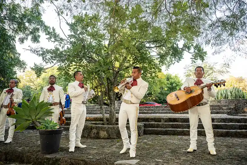 Mariachi durante una celebración de boda con identidad mexicana