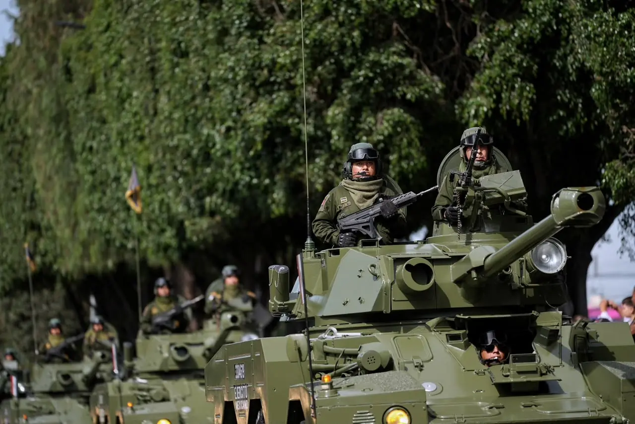 Vehículos militares durante el Desfile Cívico Militar en Querétaro