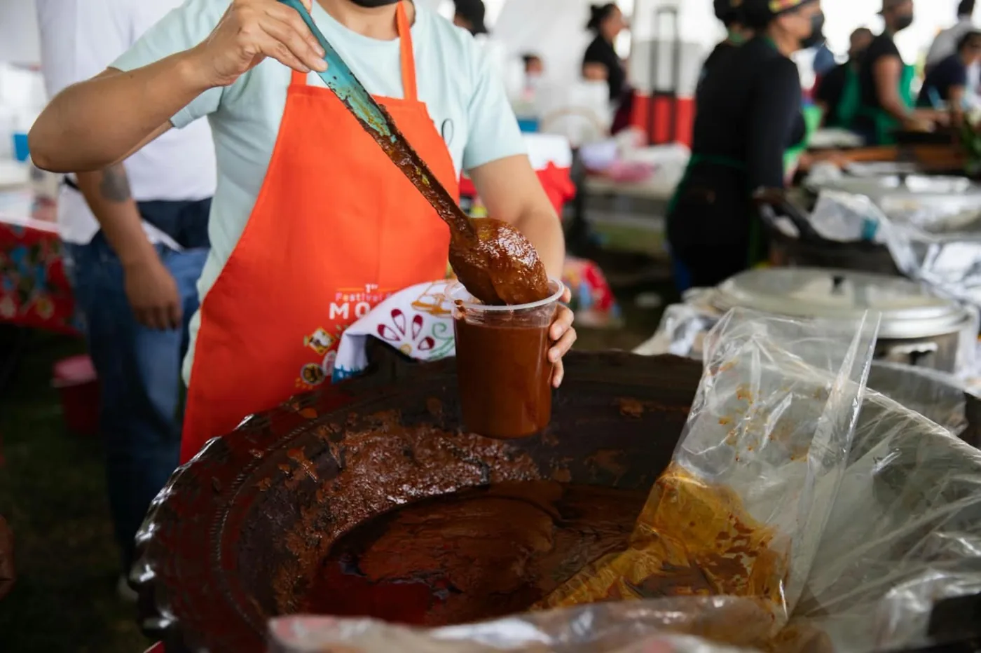 Preparación de mole durante el festival en Laguna de Lourdes