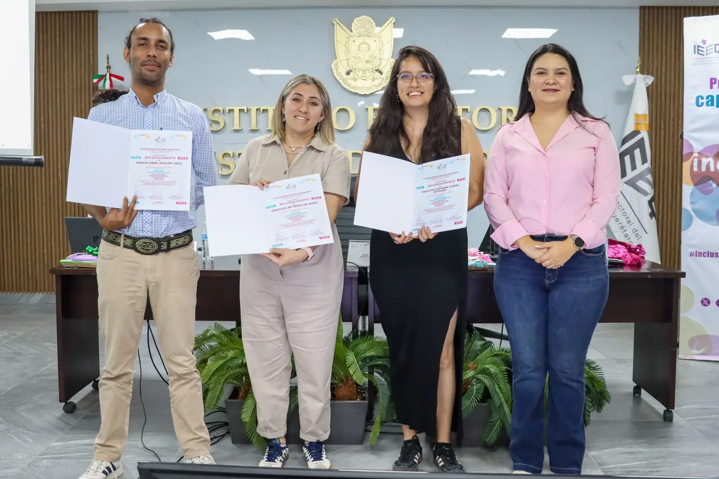 Integrantes del IEEQ durante capacitación sobre inclusión y derechos indígenas