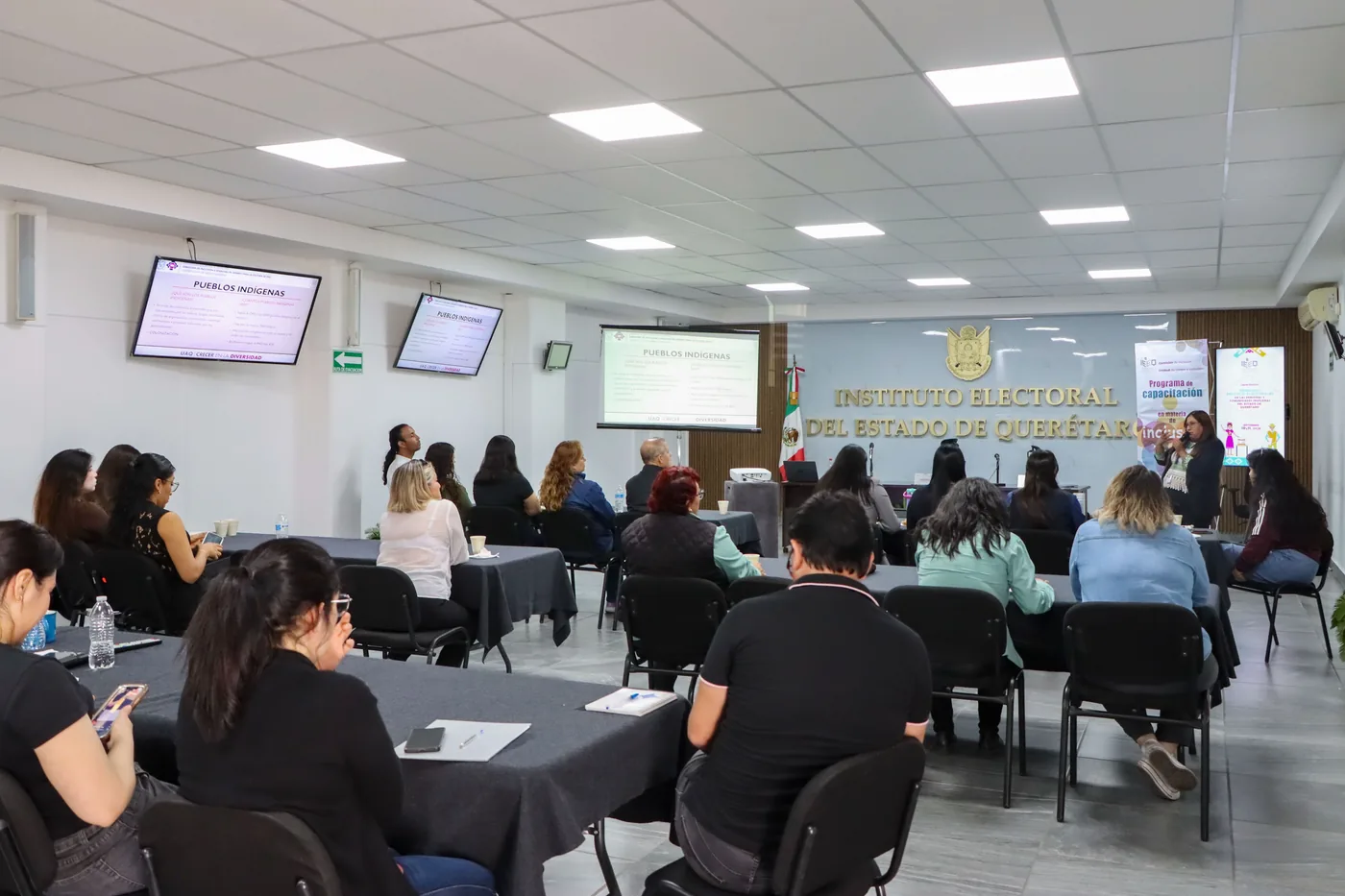 Personal electoral en capacitación impartida por la Coordinación de Derecho Indígena de la UAQ