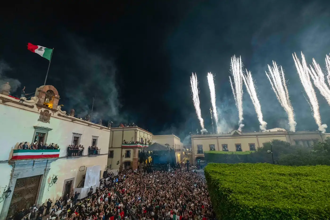 Espectáculo de pirotecnia durante el Grito de Independencia en Querétaro