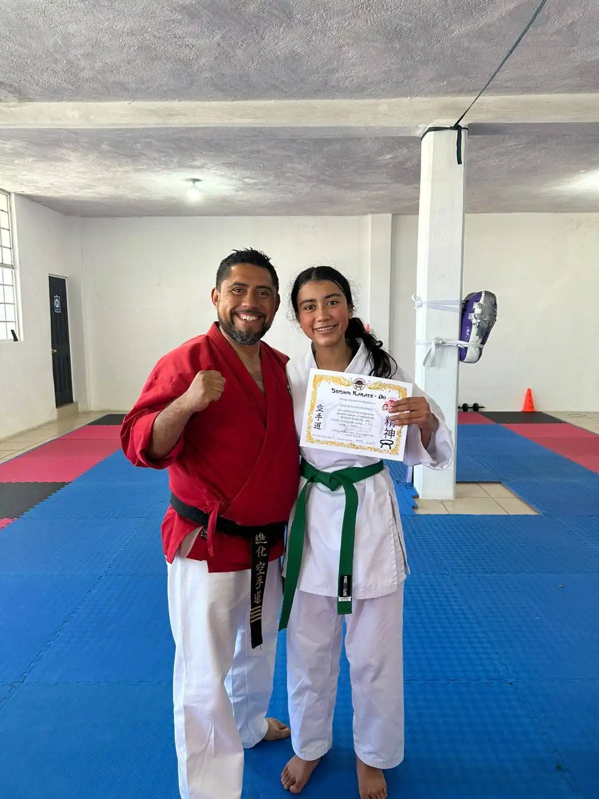 María Paula Palacios Morales junto a su instructor de karate