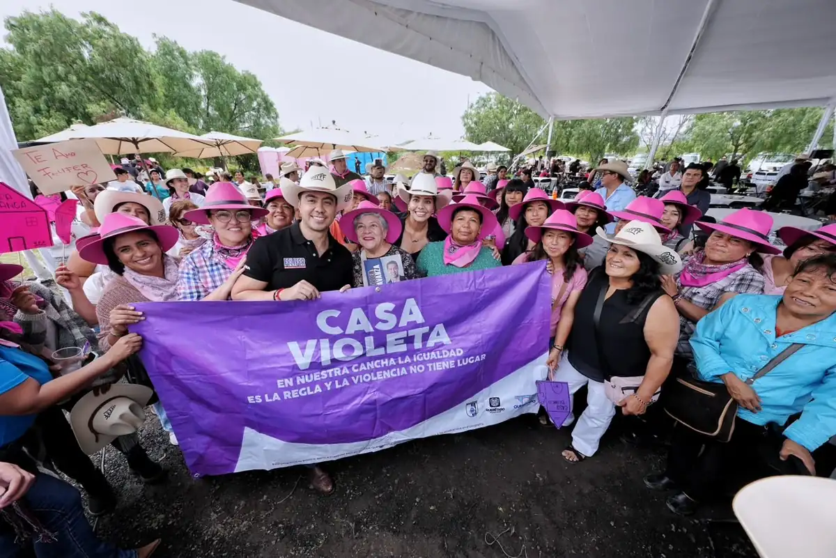 Cabalgata con jinetes en Santa Rosa Jáuregui