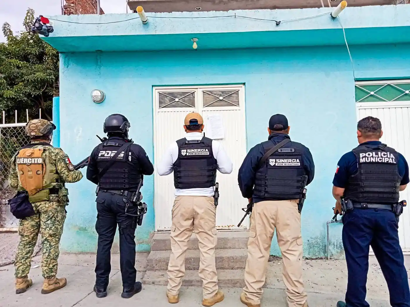 Elementos de seguridad durante cateo de Sinergia en Querétaro