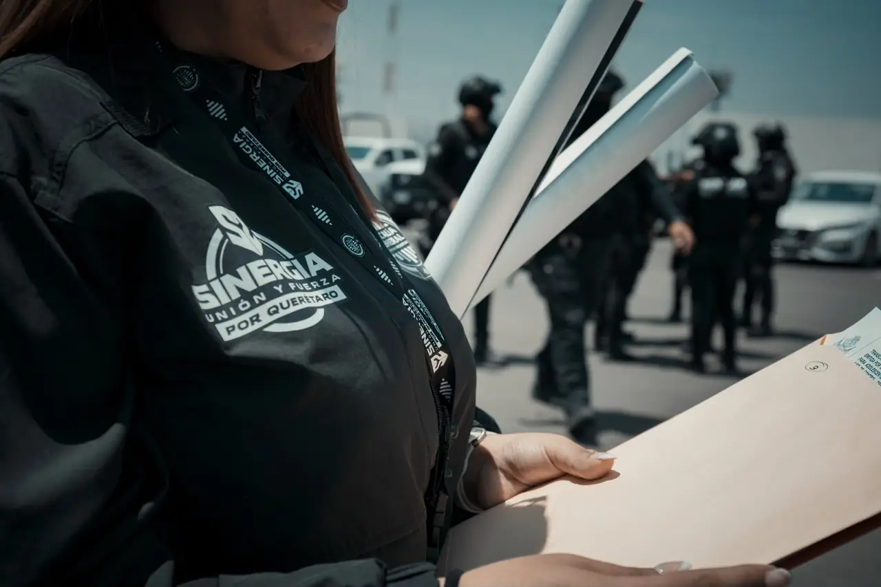 Personal de Sinergia con documentación del operativo en Querétaro