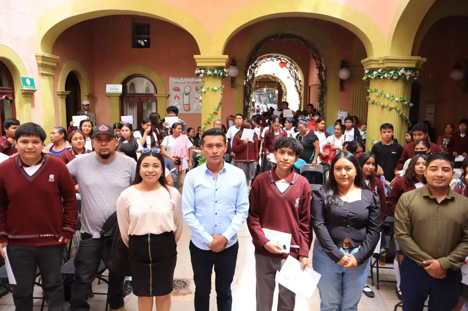 Grupo de estudiantes y autoridades durante entrega de tabletas en Tolimán