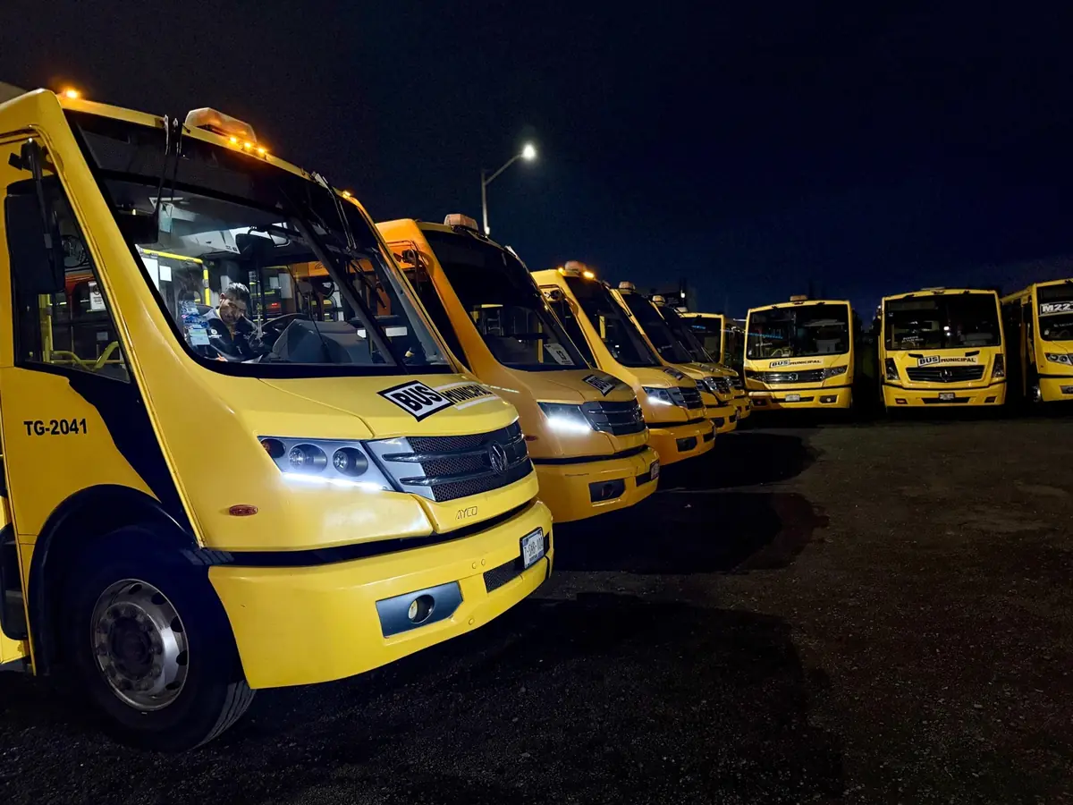 Flota de autobuses municipales nocturnos de Querétaro estacionados