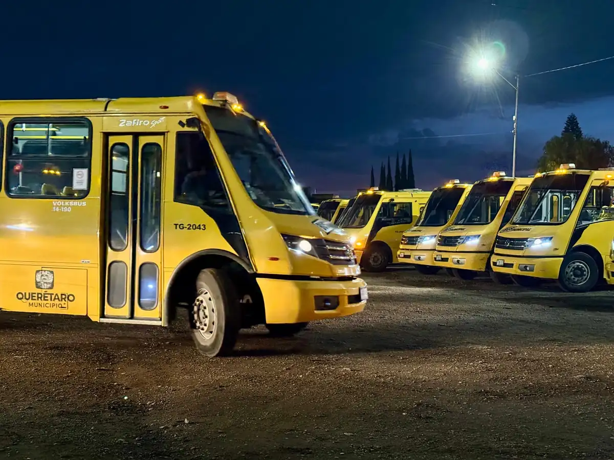 Autobuses municipales nocturnos de Querétaro en patio de resguardo
