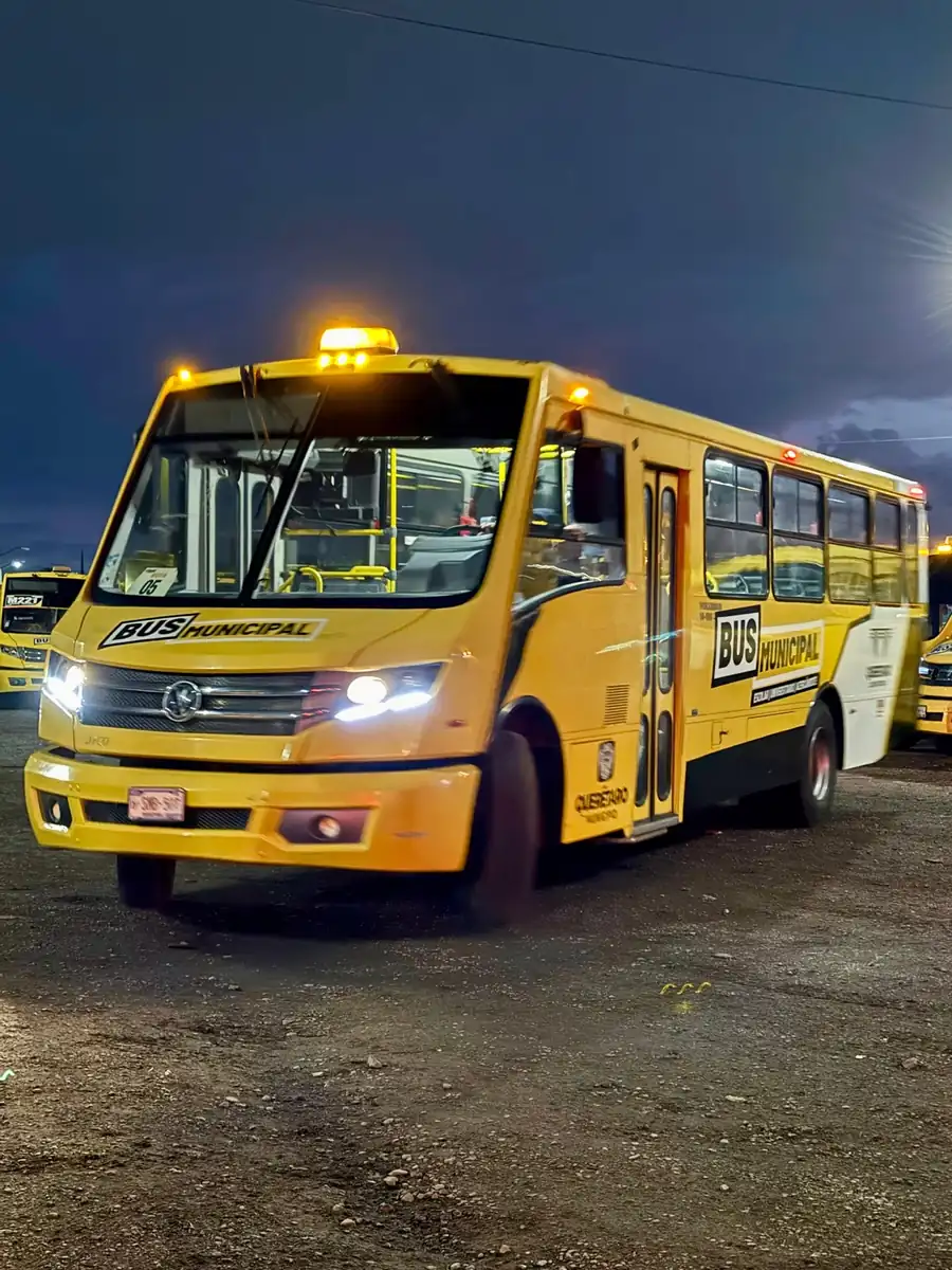 Autobús municipal nocturno de Querétaro en servicio
