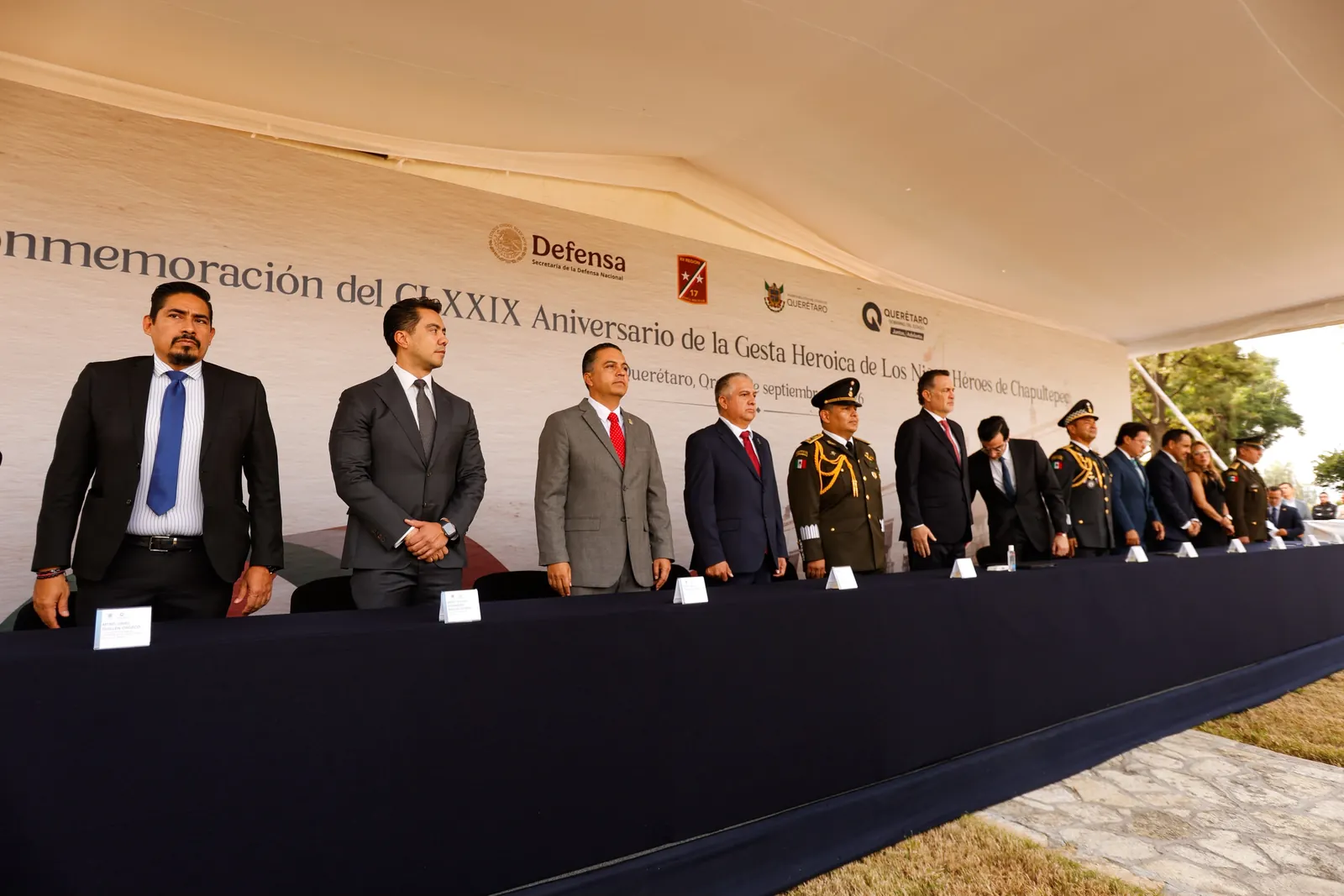 Mauricio Kuri y Felifer Macías en ceremonia de los Niños Héroes en Querétaro