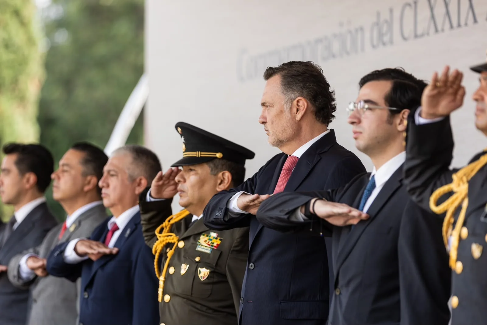 Autoridades civiles y militares en homenaje a los Niños Héroes en Querétaro